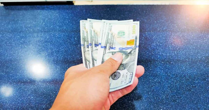 Descubre el salario que puedes ganar como cajero de banco en Miami cajero-miami