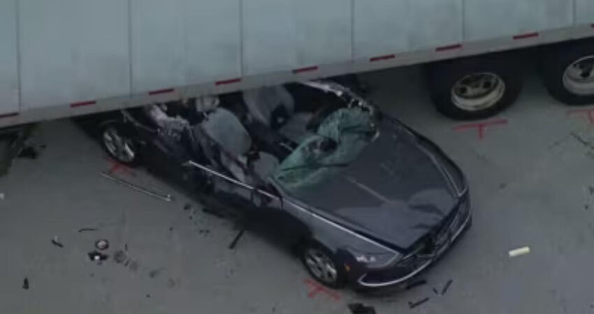 Aparatoso accidente en Pembroke Pines: Automóvil termina debajo de camión de remolque siniestro