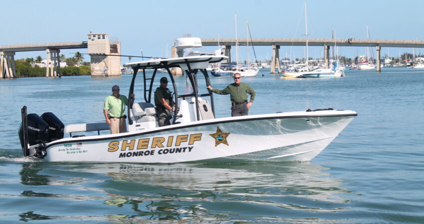 Trasladan vรญa aรฉrea a tres personas tras estrellarse en un barco contra un puente en los Cayos de la Florida Monroe-County-Sheriff
