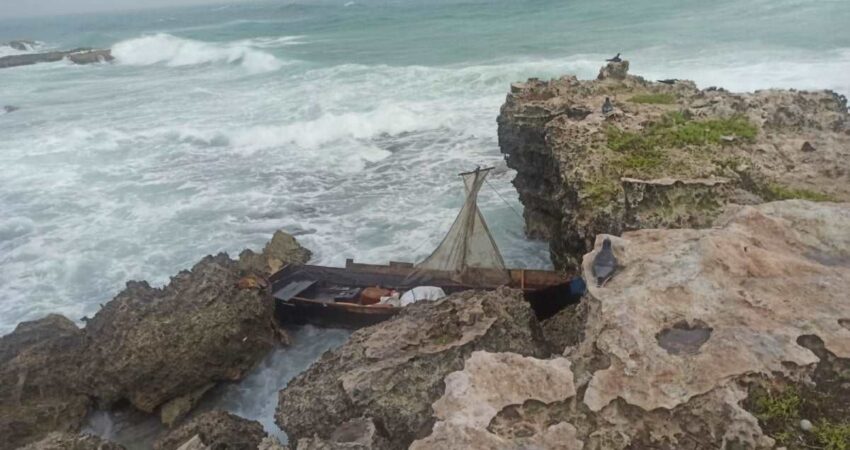 Un grupo de cubanos llegan a costas de Mรฉxico en una embarcaciรณn rรบstica en medio del mal tiempo balseros-mexico