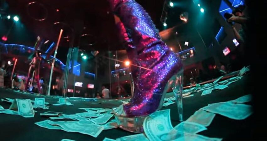 Joven de 19 años demanda al estado de Florida por ley que le imposibilita ejercer como bailarina en clubes para adultos club-demanda-florida
