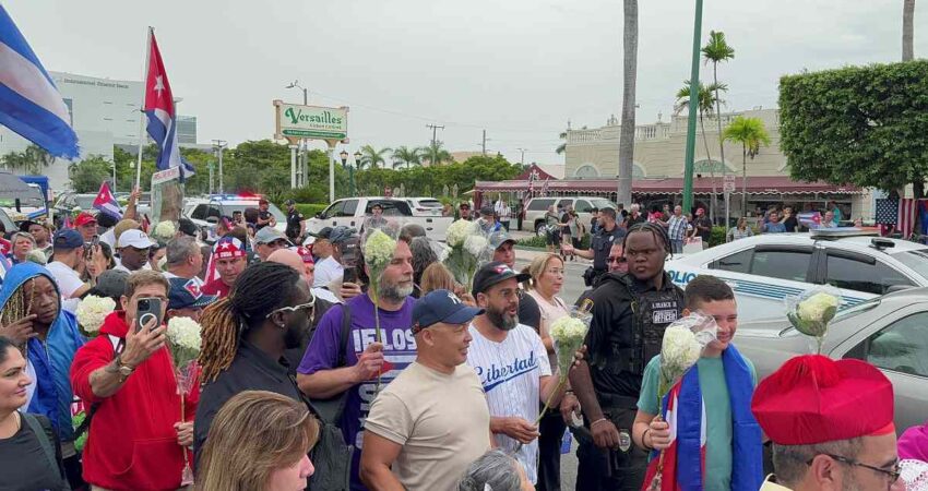 Comunidad cubana en Miami realizó procesión por la Calle Ocho en apoyo a la libertad de Cuba cubanos-miami-precesion