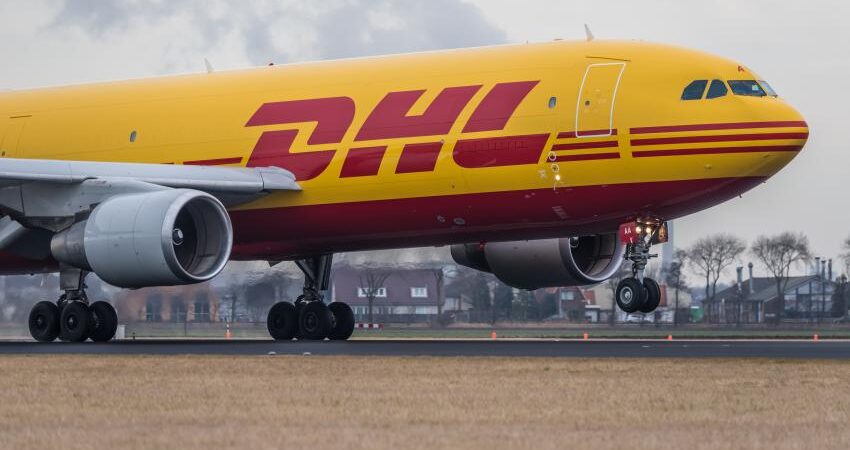 Cadena de suministro mundial sufre impacto de la suspensión de Microsoft y CrowdStrike y se pronostica que la transportación aérea tarde unos días en mejorar dhl
