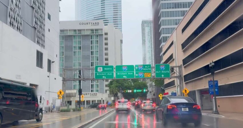 Comienza la semana con lluvias y tormentas eléctricas en el sur de Florida lluvia-autos