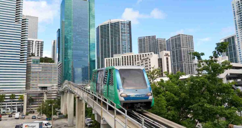 Conoce qué estará abierto y qué estará cerrado en Miami mañana lunes, Día de la Hispanidad metromover-maimi-explorando