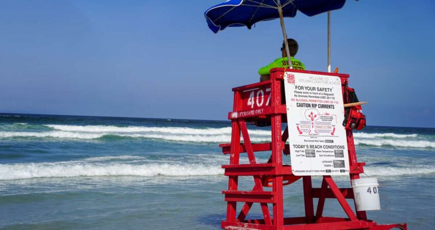 Adolescente de Florida mordido por un tiburรณn durante un campo de entrenamiento de salvavidas new-smyrnabeach