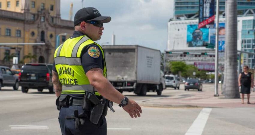 Florida: Entrará en vigor esta semana la nueva legislación que prohíbe a las personas sin hogar dormir en las calles policia-downtown-miami