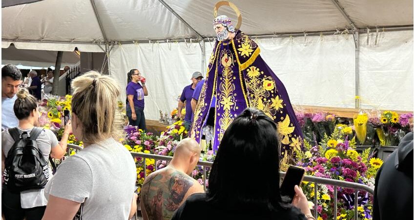 Cubanos acuden al Rincón de San Lázaro en Hialeah cubanos-rincon-san-lazaro-2