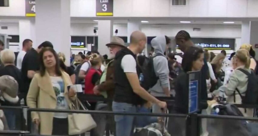 Escalera rota provoca caos en el Aeropuerto de Miami durante el agitado fin de semana de Acciรณn de Gracias miami-aeropuerto-escalera