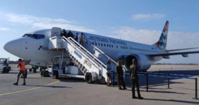 Grupo de migrantes cubanos llegan a la Isla en vuelo de deportación desde Gran Caimán migrantes