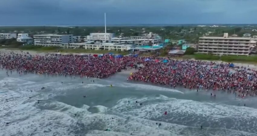 Surfistas disfrazados de Papá Noel toman Cocoa Beach en Florida por Navidad santa-surf