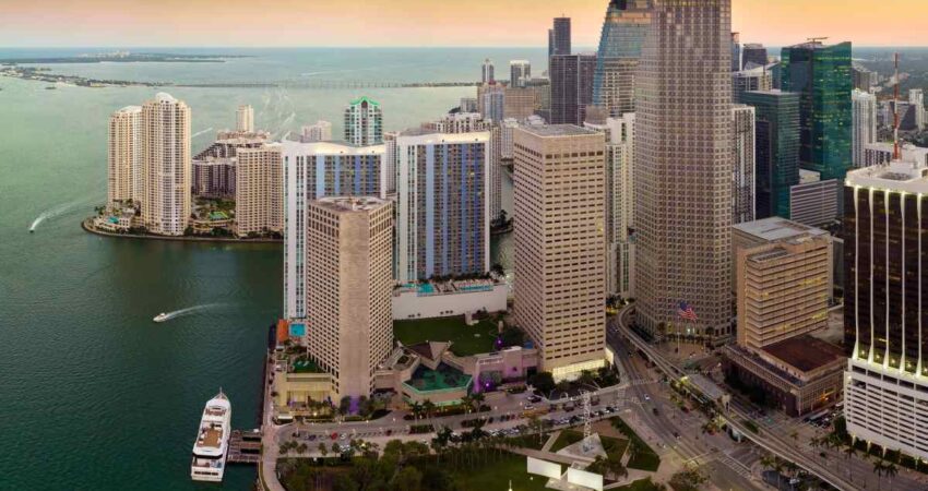 Hasta $5,000 disponibles para negocios en Miami-Dade y Miami Beach, conoce aquí algunos de los requisitos downtown-miami-aerial