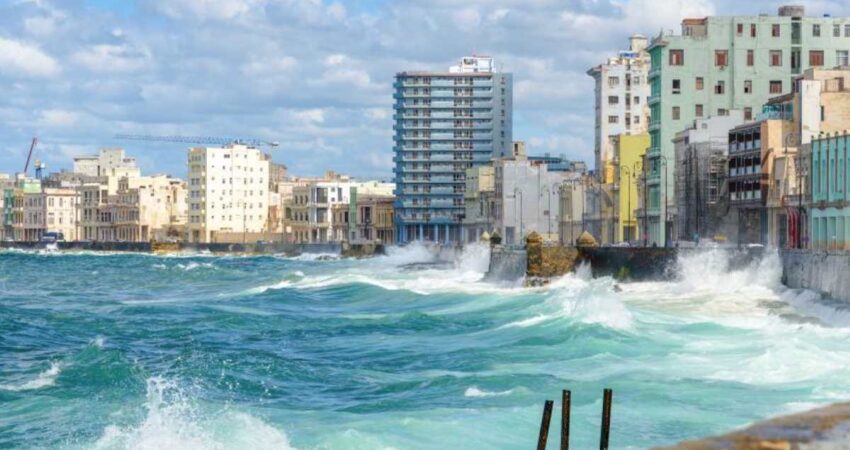 Lujosa propiedad de siete habitaciones y nueve baños a la venta por 126 millones de pesos en La Habana malecon-habana-cuba-1 (1)