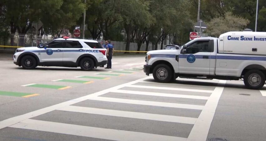 Dos muertos y 2 heridos tras el ataque de un hombre con un palo en el Downtown de Miami policia-miami-ataque