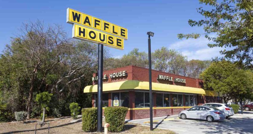 EE.UU.: Los precios de algunas ofertas en el menรบ de los restaurantes aumentarรกn debido a la escasez de huevos waffle-house-florida