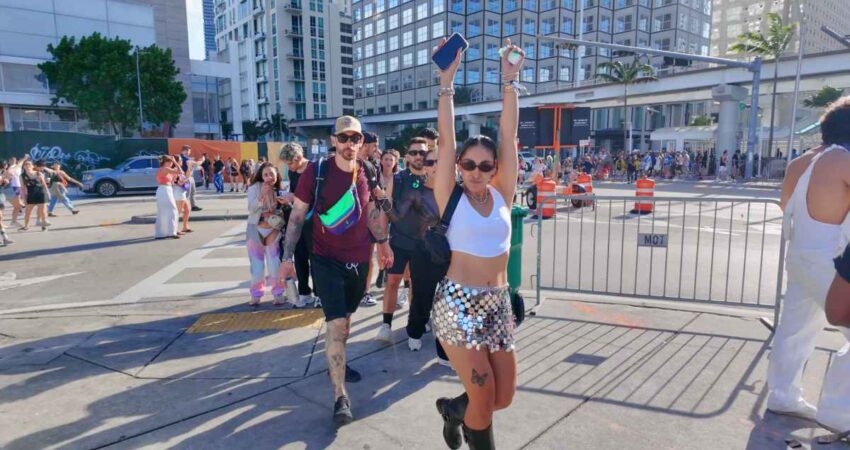 Multitud de personas asiste al Ultra Music Festival en el Downtown de Miami Snapshot_831