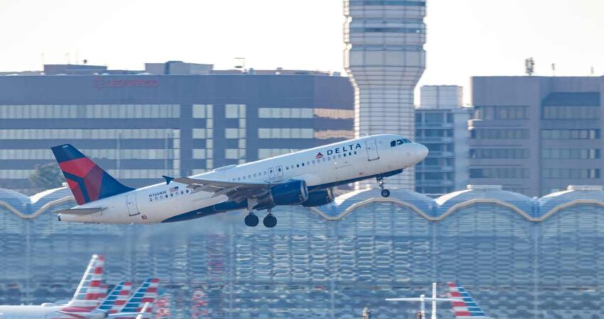 Incidente aรฉreo en Washington: vuelo de Delta y aviรณn militar modifican rumbo para evitar choque avion-delta