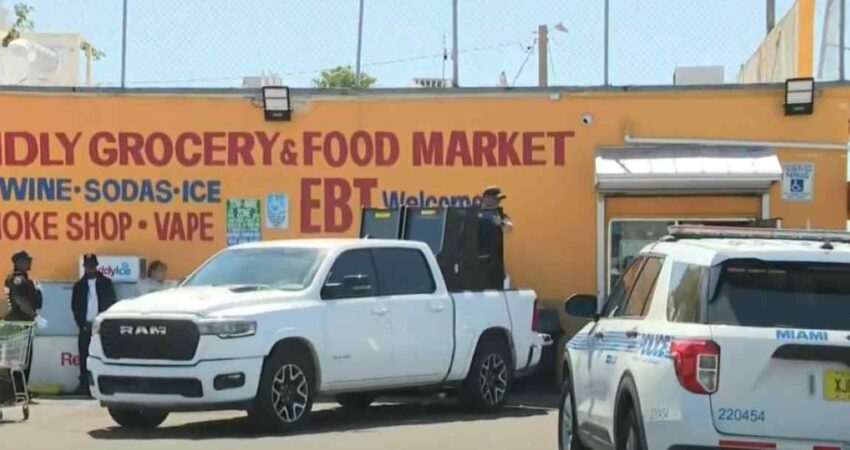 Equipo SWAT detiene a varias personas afuera de una tienda de comestibles local en Miami miami-arresto-swat