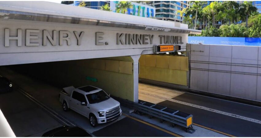 Pedazo de concreto de un túnel en Fort Lauderdale destroza el cristal trasero de un automóvil Túnel Fort Lauderdale-accidente