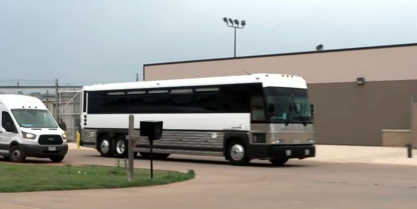 Corte Suprema frena deportaciones a terceros países y obliga a ICE a regresar autobuses con venezolanos en Texas autobus