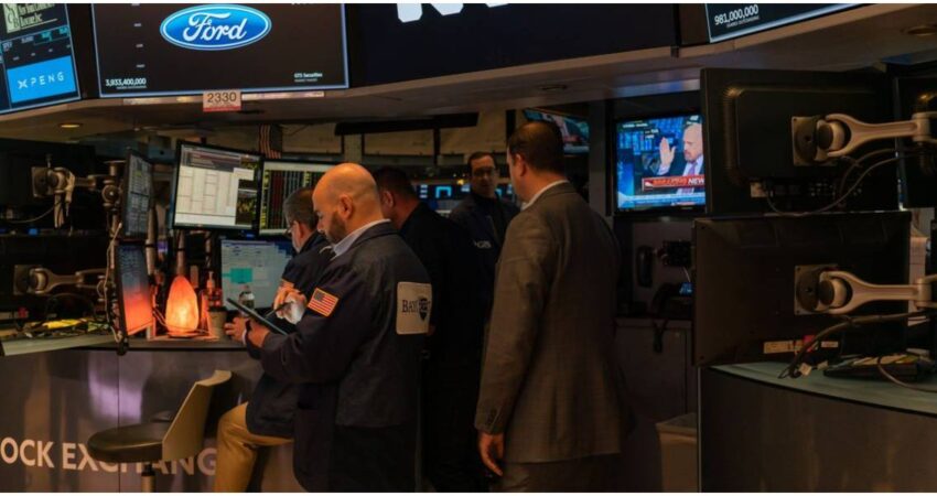 Tras los aranceles que anunciรณ Trump las acciones de EE.UU encabezan la lista como las mรกs vendidas a nivel mundial y el Dow desciende mรกs de 1.600 puntos bolsa de valores