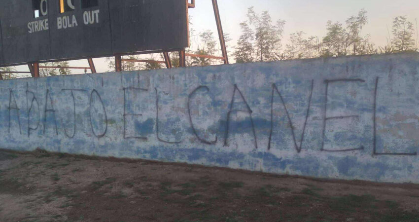 Letreros de "Abajo Díaz-Canel" en el estadio de Manzanillo, Granma Abajo Diaz Canel