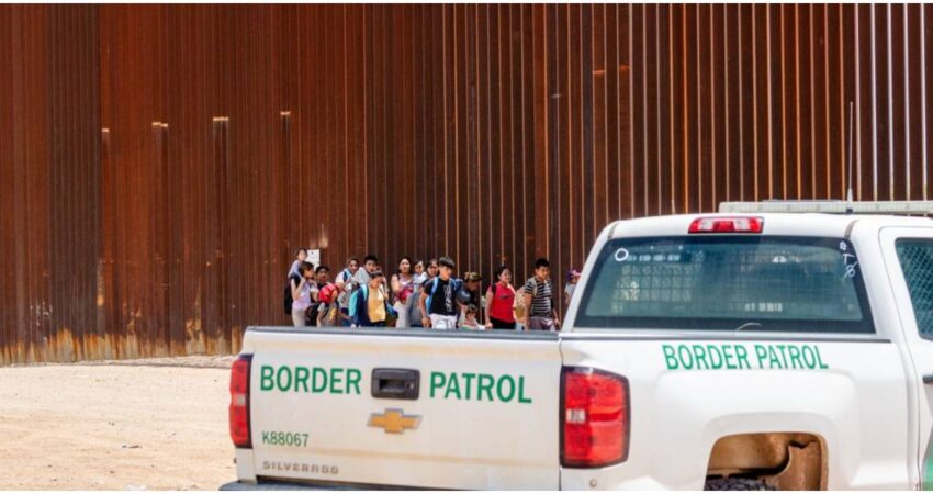 Trump reestructura el sistema migratorio: agentes fronterizos asumirรกn el control total de ICE Inmigrantes-Patrulla Fronteriza