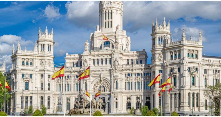 Autoridades de EE.UU recomienda a sus residentes extremar las medidas en sus viajes a España Palacio de Cibeles-España