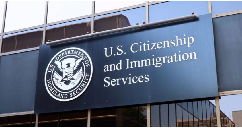 Cubano pide la ciudadanía a USCIS y termina arrestado y acusado de fraude y robo de identidad con tarjetas de crédito USCIS-EE.UU