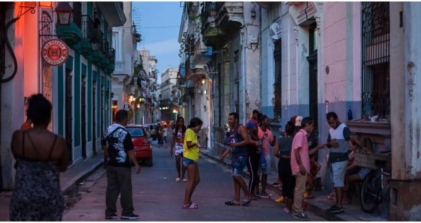 Régimen cubano admite que más de 250.000 cubanos abandonaron la isla en el año 2024 población cubana-La Habana