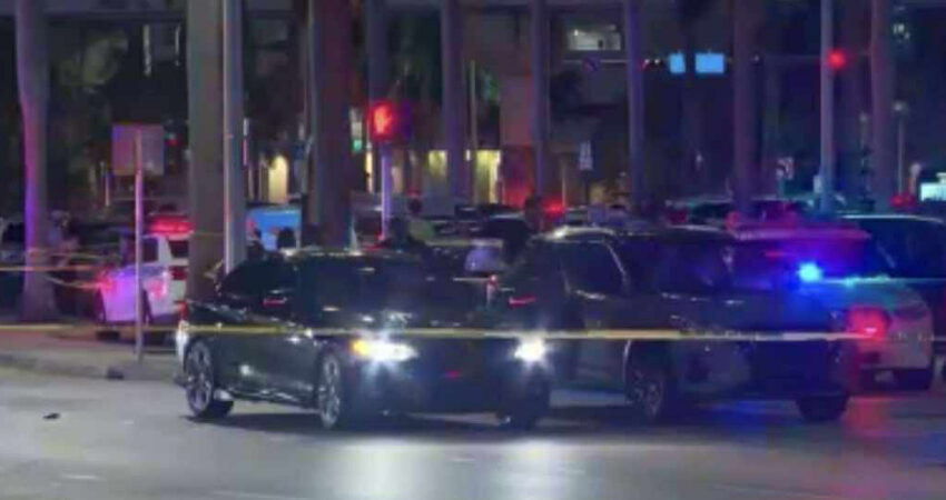 Tiroteo durante operativo policial en festival de música en Bayfront Park deja a un joven de 21 años herido policia carros