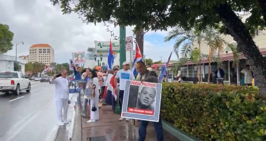 Exiliados cubanos se manifiestan afuera del Versailles en Miami para exigir la liberaciรณn de los presos polรญticos en la Isla protesta