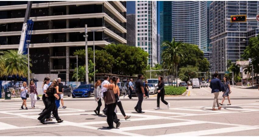 Polémica en Florida: ciudadanos armados podrán caminar con pistolas visibles en espacios públicos Personas en Brickell