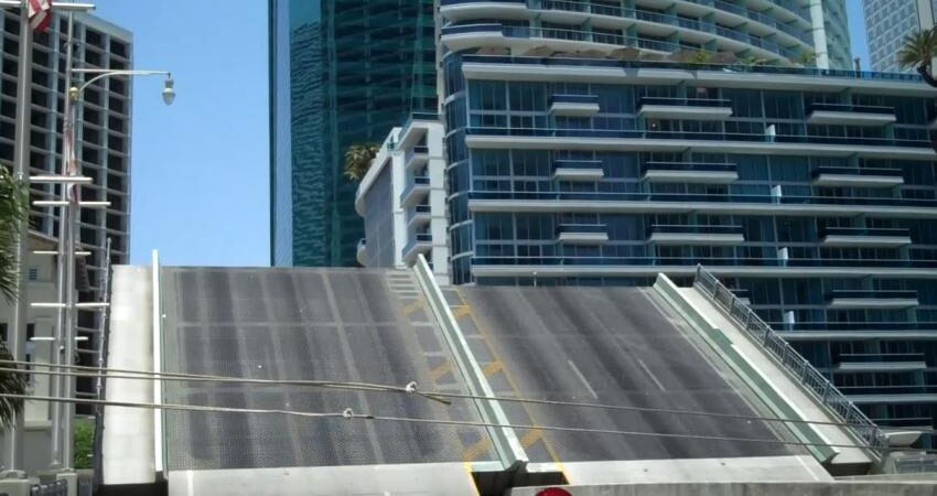 Revelan aterrador video de mujer que sobrevivió tras quedar colgada del puente de Brickell y después caer violentamente brickell-bridge
