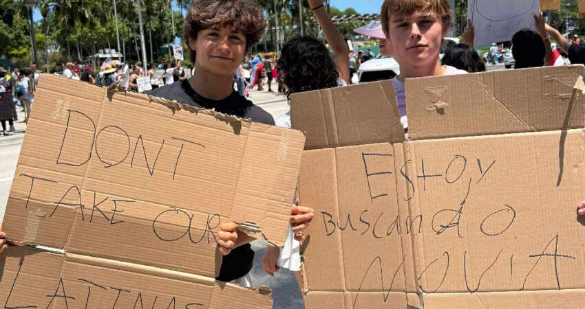 Adolescentes se roban el show durante la jornada de protestas contra las deportaciones en Miami: "No se lleven a nuestras latinas" jovencitos