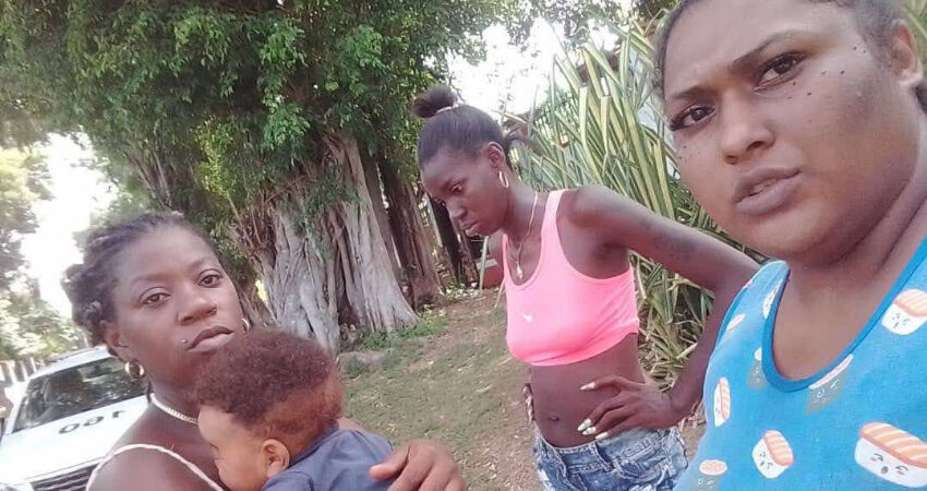 Plantadas tres madres cubanas en las inmediaciones de la casa de Díaz-Canel en La Habana: "¡De aquí no me voy a mover!" madres cubanas