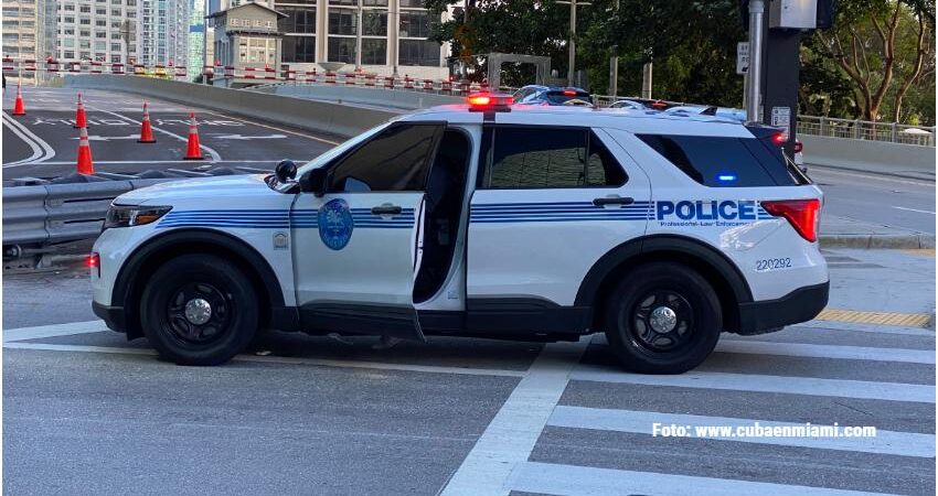 Mujer hospitalizada tras caer del puente de Brickell en Miami puente-brickell-policia