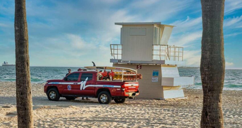 Hospitalizan a tres personas, entre ellos una niña que casi se ahogaron en Fort Lauderdale Beach durante las festividades del Día de los Padres shutterstock_2400927313