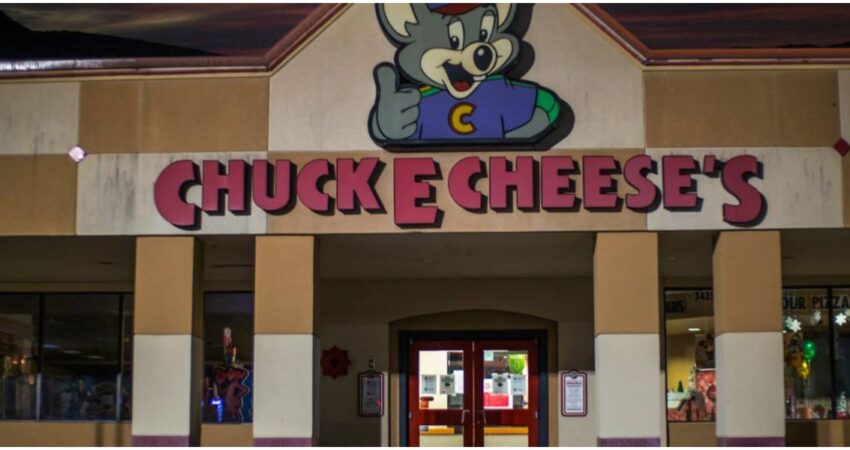 Detienen a empleado disfrazado de mascota en Chuck E. Cheese en plena fiesta infantil en Florida por robo de tarjetas de crรฉditos Chuck E. Cheese