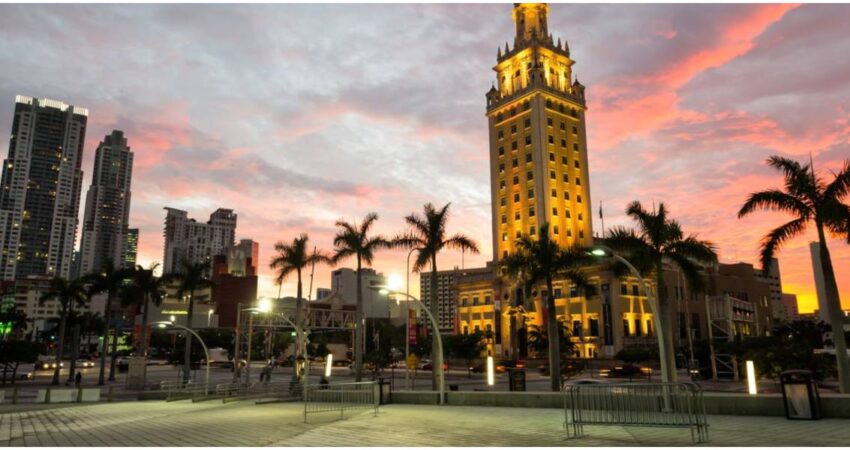 La Freedom Tower celebra un siglo como símbolo de libertad y esperanza en Miami Torre de la Libertad en Miami