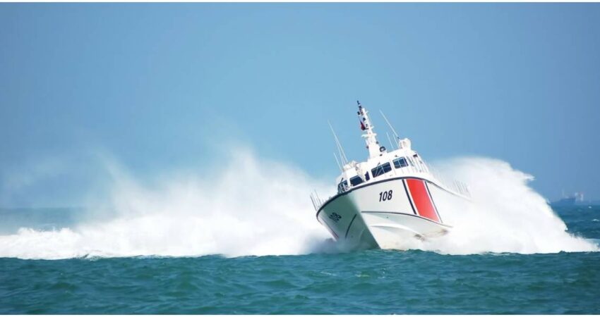 Emergencia en mar abierto: cuatro personas son rescatadas por la Guardia Costera de EE.UU despuรฉs que su bote se volcara cerca de Cayo Hueso Guardia Costera de EE.UU