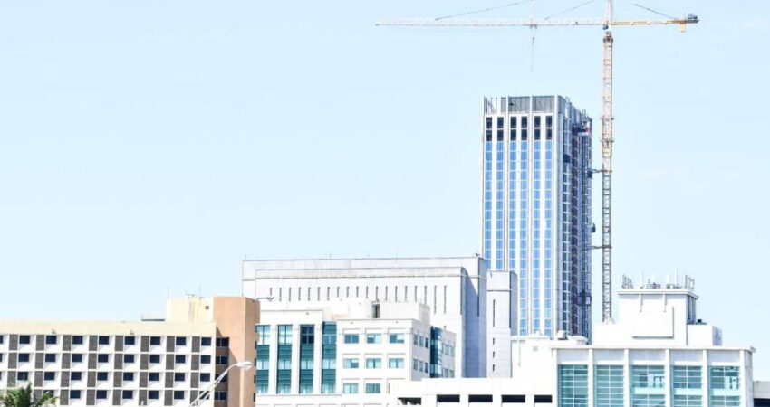 Aunque el ritmo se desacelera Miami se consolida como epicentro de la construcciรณn de apartamentos en Florida en 2025 construcciรณn de viviendas en Miami