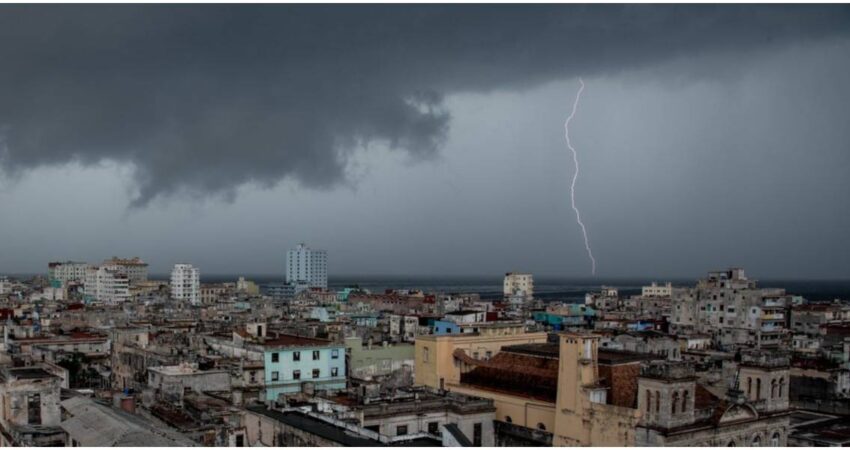 Tres adolescentes mueren por el impacto de un rayo durante tormenta eléctrica en Cuba relámpago en Cuba