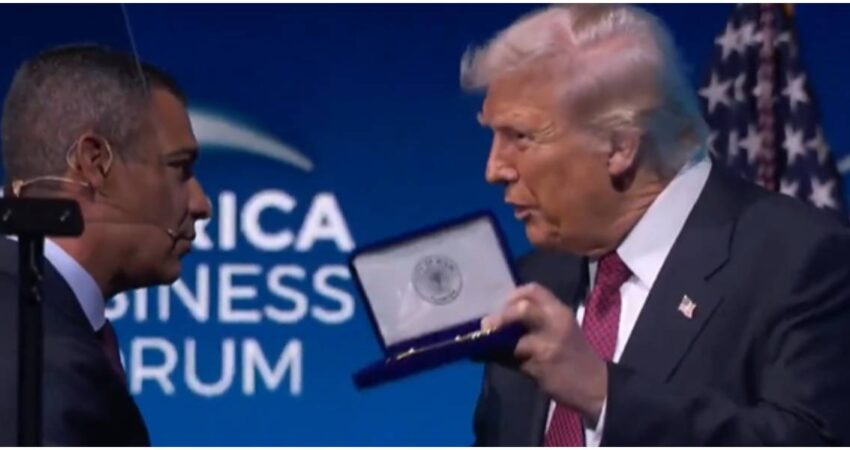 Presidente Donald Trump recibe la llave de la ciudad de Miami durante el America Business Forum 2025 Francis Suárez y Donald Trump