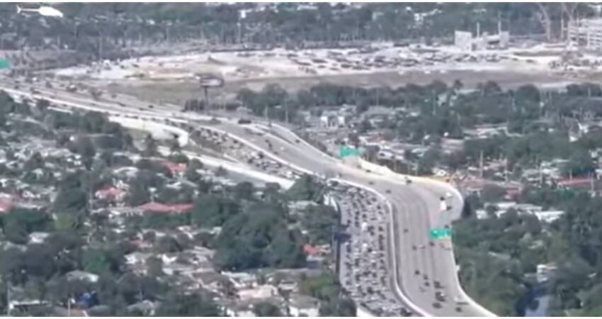 Trรกfico detenido en Miami: grรบa se rompe y bloquea todos los carriles de la Dolphin Expressway Trรกfico en Dolphin Expressway