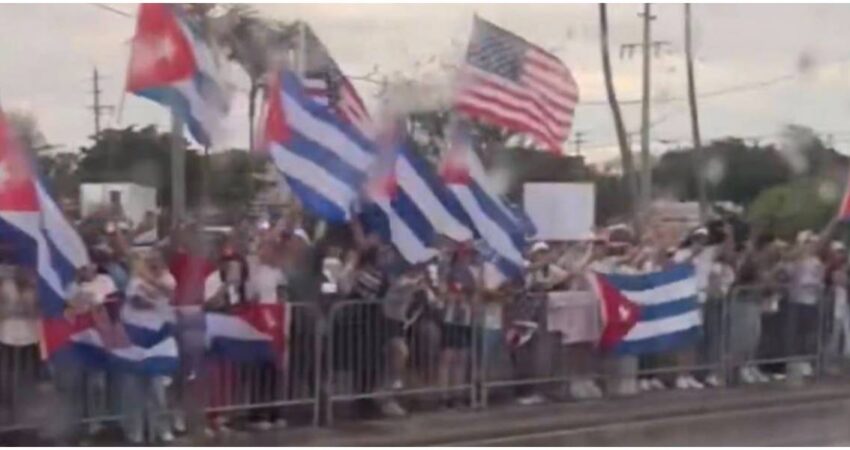 Cubanos saludan a Trump bajo la lluvia camino a Mar-a-Lago y el presidente responde con un mensaje alentador sobre Cuba cubanos en Miami