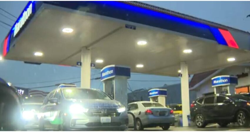 Conductores en Florida se adelantan a la subida del combustible y saturan las estaciones de servicio filas en gasolinera