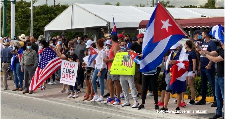 Encuesta revela fuerte respaldo en la comunidad cubana del sur de Florida a una intervenciรณn militar en Cuba cubanos-miami-cuba-libre-1