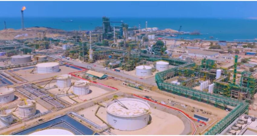 Mercados internacionales en alerta: decisión de Trump de bloquear el Estrecho de Ormuz impulsa fuerte subida del petróleo refinería