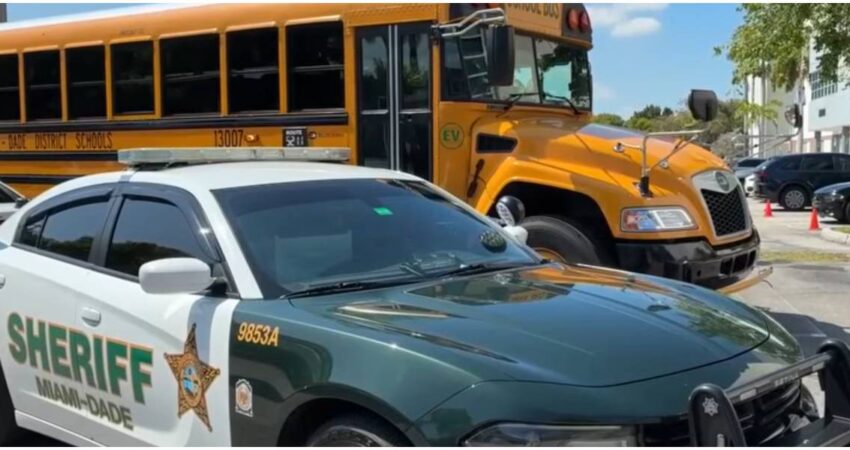 Te puede llegar una multa sin que te detenga un policía: Miami-Dade activa cámaras en autobuses escolares POlicía y autobús escolar de Miami